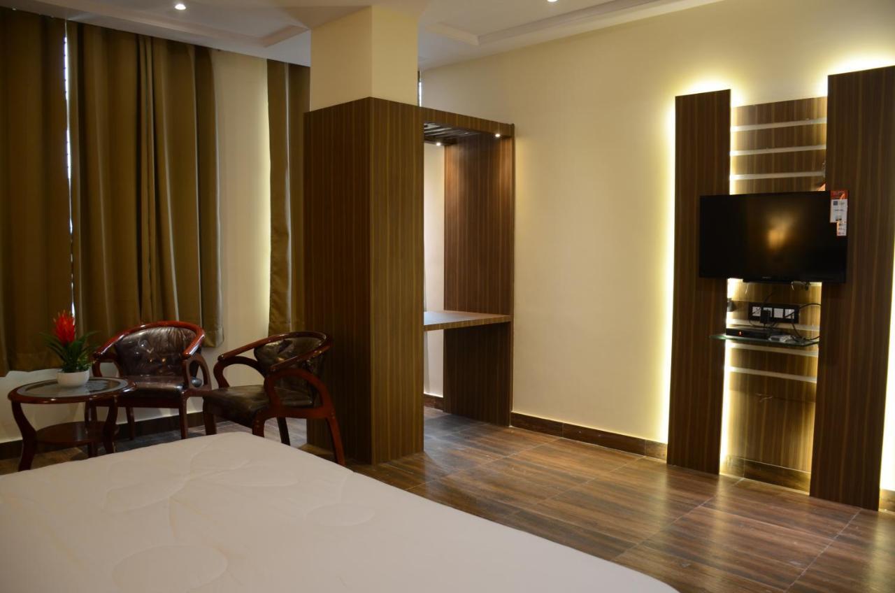 瓦拉纳西 Puja Residency酒店 外观 照片